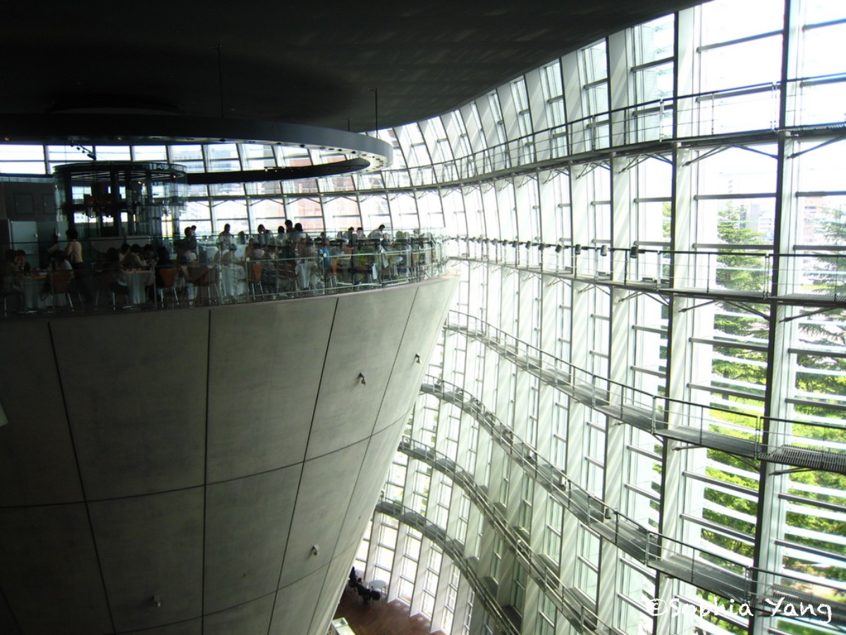 日本｜東京國立新美術館猶如深山幽谷的空間，令人難忘