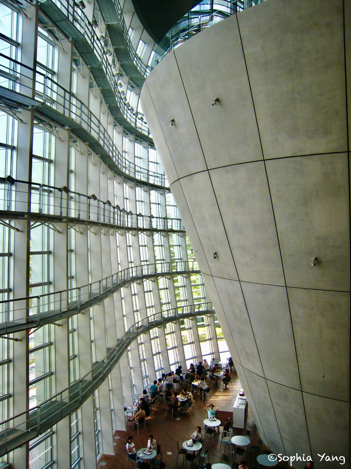 日本｜東京國立新美術館猶如深山幽谷的空間，令人難忘